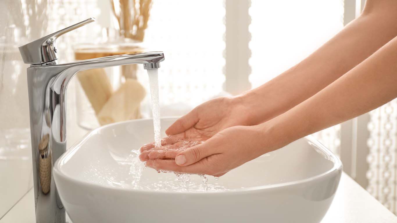 Lauwarme Wassertemperatur und der Einsatz pH-freundlicher Seifen bewahren den Feuchtigkeitshaushalt unserer Haut